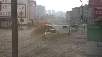 Ankara Sele Teslim Oldu! Caddeler Taştı Arabalar Sürüklendi, 1 Kişi Sele Kapıldı