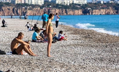 Antalya'da Turistler Kar Manzarası Eşliğinde Denize Girmenin Tadını Çıkardı