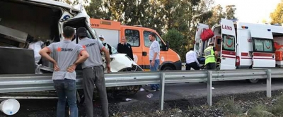 Aydın’da Minibüs Önce TIR’a Sonra Bariyerlere Çarptı! 2 Kişi Yaralandı