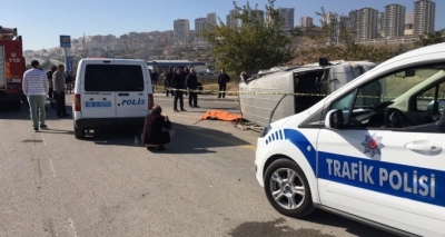  Başkentte Korkunç Kaza! Kamyonla Minibüs Çarpıştı: 1 Kişi Öldü, 2 Kişi Yaralandı