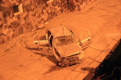 Bingöl’de Feci Kaza! 100 Metre Savrulan Otomobil 7 Metre Yükseklikten Evin Bahçesine Düştü