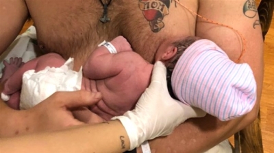 Bu Olay Dünyada Bir İlk! Yeni Doğan Bebeği Babası Emzirdi, Görüntüler Rekor Kırdı
