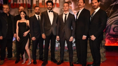 'Can Feda' Filminin Galasına Oyuncu Melike İpek Yalova’nın Bacak Dekoltesi Damga Vurdu
