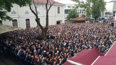 Cenaze Töreninde Abdullah Gül’e Büyük Şok! “Hainlik Yaptın” Dedi, Eliyle Bu İşareti Yaptı