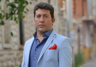  Emre Kınay’dan Münir Özkul’un Taziyesine Giden Belediye Başkanına Sert Tepki! “Senin Ne İşin Var Orada”