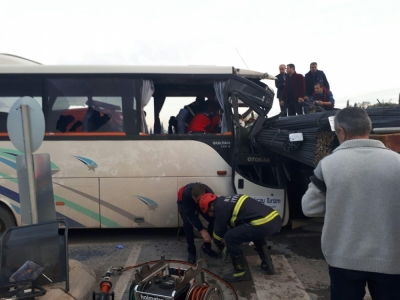 Gebze’de TIR’ın Üzerindeki Demirler İşçi Servisinin Üzerine Devrildi! 21 Kişi Yaralandı