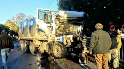 Gözünü Güneş Alan Tanker Sürücüsü Önce Kamyona Sonra Demir Korkuluklara Çarptı! 1 Yaralı