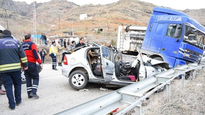 Gümüşhane’de Feci Kaza! TIR İle Otomobil Kafa Kafaya Çarpıştı: 3 Ölü, 1 Yaralı