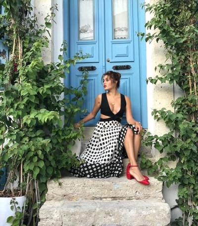 Hande Erçel Yeni Silikonlu Göğüsleriyle Fotoğraf Paylaştı! Sosyal Medyada Tıklanma Rekoru Kırdı