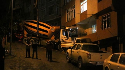 İstanbul’da Beton Mikseri Dehşeti! Önce İki Arabaya Sonra Eve Çarptı