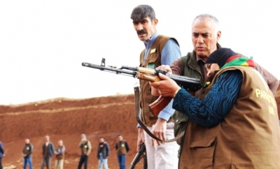  İşte Kanıt! Zeytin Dalı Harekatı'nda Büyük Darbe Alan YPG, Yaşlı Köylüleri Zorla Silah Altına Alıyor