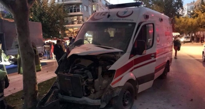 İzmir’de Can Pazarı! Ambulans Ve Otomobil Birbirine Girdi: 3 Kişi Yaralandı