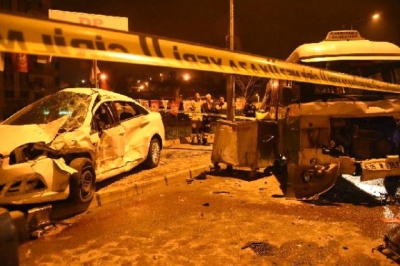 İzmir’de Feci Kaza! Otomobil Minibüse Çarptı: 2 Ölü