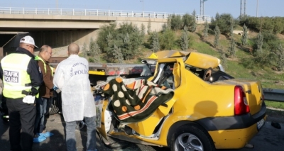 İzmir’de Korkunç Kaza! Ticari Taksi TIR’a Arkadan Çarptı: 1 Kişi Hayatını Kaybetti