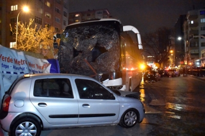 Kadıköy'de Feci Kaza! Yolcu Otobüsü Kontrolden Çıkıp Karşı Şeride Geçti: 6 Yaralı