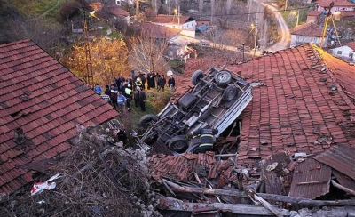Karabük’te İnanılmaz Kaza! 80 Metrelik Uçurumdan Evin Çatısına Uçtu