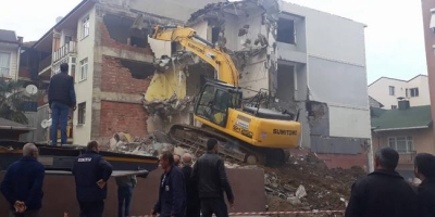 Kepçe Operatörü Boş Bina Yerine Dolu Binayı Yıkmaya Başladı! Bina Sakinleri Neye Uğradığını Şaşırdı