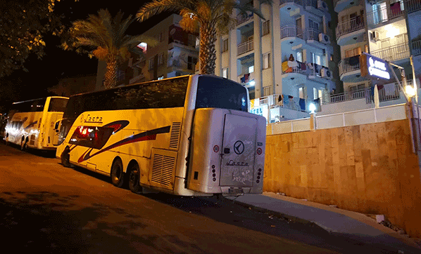 Kuşadası'nda Turistleri Taşıyan Otobüse Molotoflu Saldırı Düzenlendi