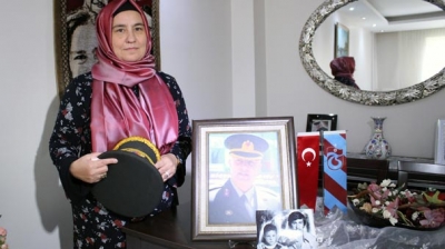 Şehit Binbaşının Eşi Haberi Alınca Evine Türk Bayrağı Astı