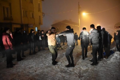 Şırnak'ta Güzel Görüntüler! Polis Zırhlı Araçtan Kürtçe Müzik Çaldı, Gençler Halay Çekti
