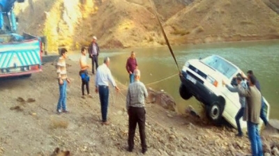 Sivas’ta Faciadan Dönüldü! Minibüs Baraj Gölüne Uçtu