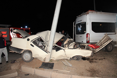 Sivas’ta Minibüs İle Otomobil Çarpıştı! Otomobil Sürücüsü İse Hurdaya Dönen Araçtan Sağ Çıktı