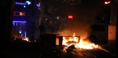Son Dakika! Beyoğlu Savaş Alanına Döndü, Göstericiler Her Tarafı Ateşe Verdi Polis Müdahale Etti