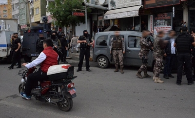 Son Dakika! Diyarbakır'da Hırsızlık Şüphelisi İki Polisi Bıçakla Yaralayıp Kaçmaya Çalışırken Vurularak Durduruldu