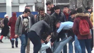 Taksim Meydanı'nda Hanutçuların Müşteri Kavgası