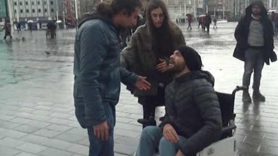    Taksim Meydanında Şiddet Gören Kadını Herkes İzledi! Engelli Genç Yaptığı Hareketle Gönülleri Fethetti 