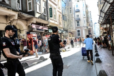 Taksim'de LGBTİ'li Gruba Polis Müdahalesi: 35 Kişi Gözaltına Alındı