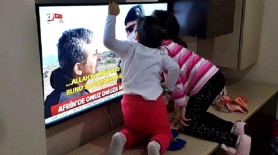Türkiye Bu Görüntülere Ağladı! Afrin’deki Babalarını TV’de Gören Çocuklar Ekranı Öpüp Sarıldılar