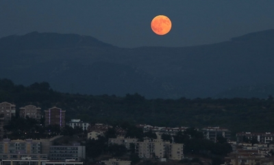 Ve Başladı! Yüzyılın En Büyük Kanlı Ay Tutulması İstanbul'dan İzleniyor