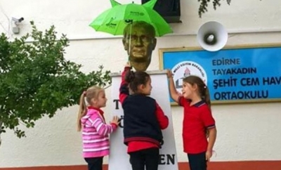 Yaşları Küçük Yürekleri Büyük Çocuklar! İlkokul Öğrencileri Atatürk Büstü Yağmurda Islanmasın Diye Şemsiye Tuttular